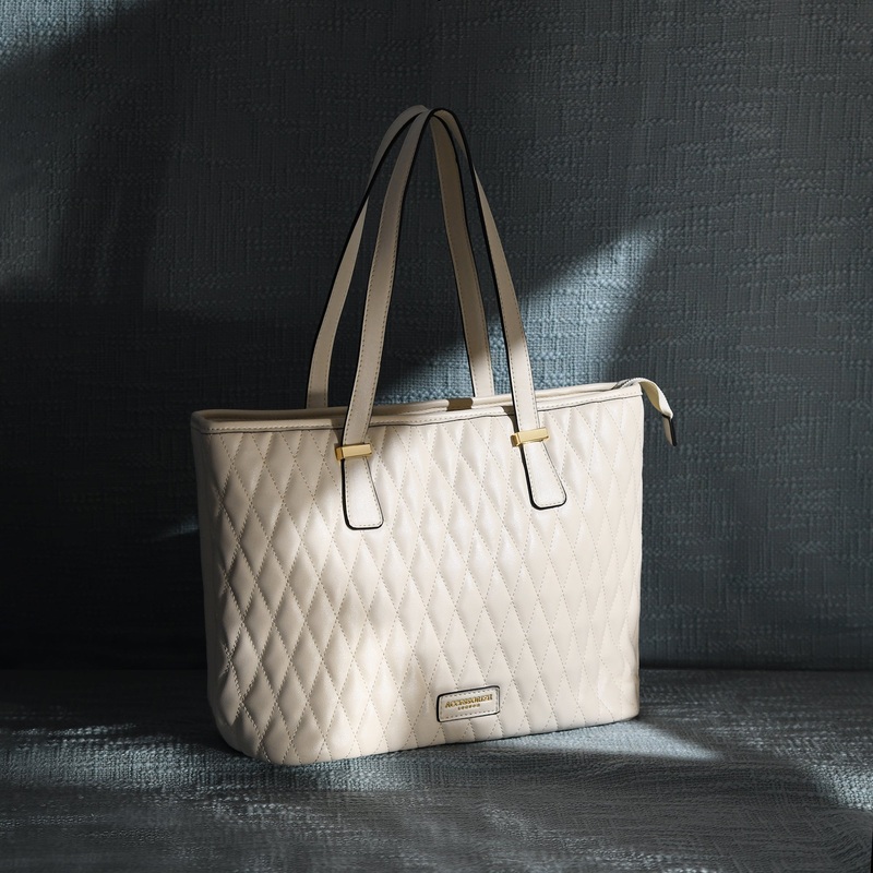 Accessorize London Women's Faux Leather White Lannister quilted tote Bag