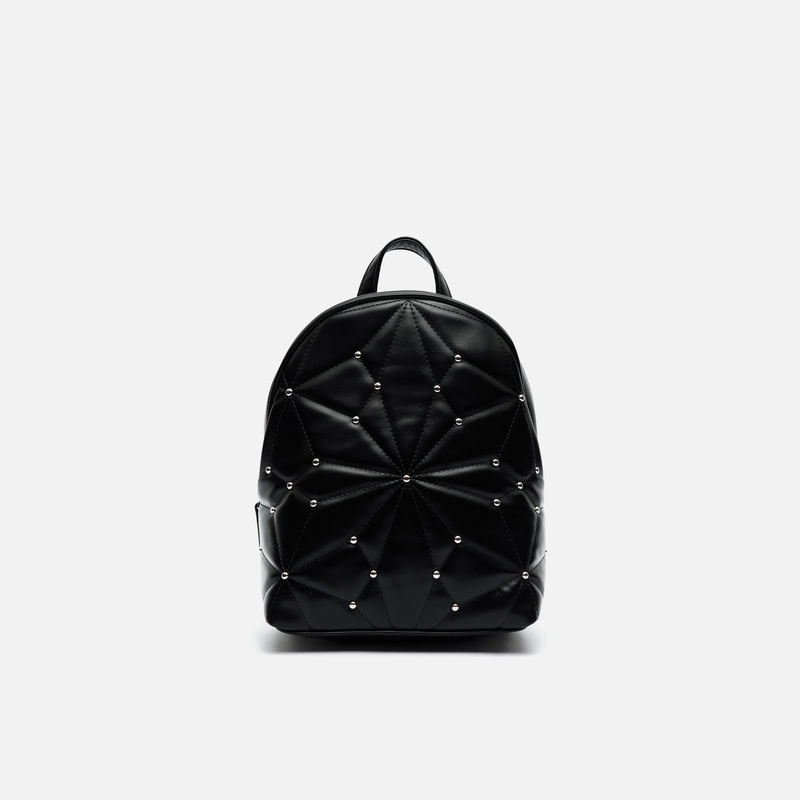 Naida mochila pequea acolchada con detalles metlicos