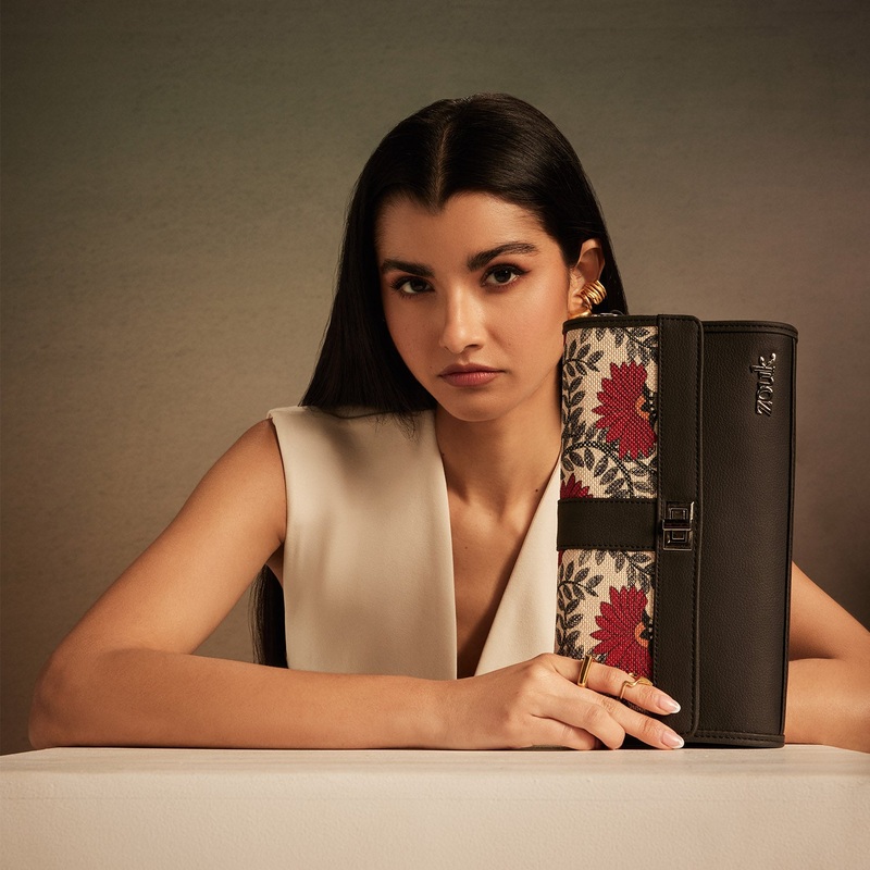 Rhea Kapoor Tarini Clutch - Nawabi Couture