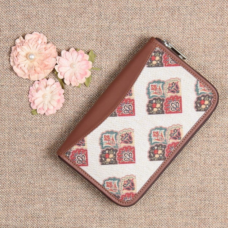 Seashell Motif White Chain Wallet