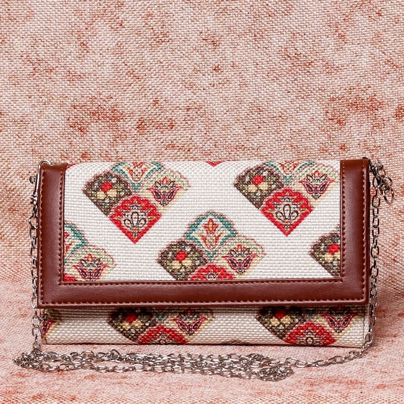 Seashell Motif White Two Fold Wallet with Detachable Sling